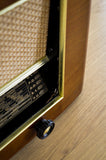 Radio Bluetooth "LMT 235" des années 1955 restaurée à la main par Charlestine photo de biais.