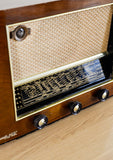Radio Bluetooth "LMT 235" des années 1955 restaurée à la main par Charlestine photo de la façade.