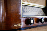 Radio Bluetooth "LMT 235" des années 1955 restaurée à la main par Charlestine photo vu du côté droit.