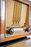 Radio Bluetooth "Ducretet-Thomson L125" des années 1950 restaurée à la main par Charlestine photo vu du côté droit.