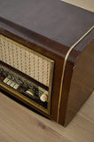 Dessus radio ancienne Grandin 1955 restaurée et connectée en Bluetooth par Charlestine