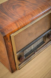 Dessus radio ancienne Manufrance S2 1948 restaurée et connectée en Bluetooth par Charlestine