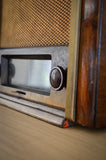 Boutons radio ancienne Manufrance S2 1948 restaurée et connectée en Bluetooth par Charlestine