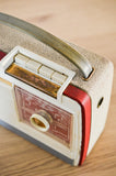 Radio Bluetooth "RADIOLA RA391T" des années 1960 restaurée à la main par Charlestine photo vu du côté gauche.