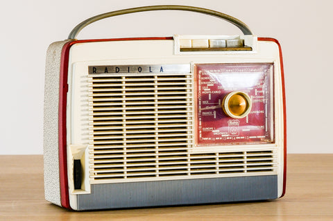 Radio Bluetooth "RADIOLA RA391T" des années 1960 restaurée à la main par Charlestine photo de face.