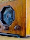 Radio Bluetooth "ARIANE E58" des années 1935 restaurée à la main par Charlestine photo vu du bas.