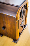 Radio Bluetooth "SONORA F2" des années 1930 restaurée à la main par Charlestine photo du côté droit.
