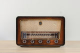 Radio Bluetooth "SELECTA" des années 1955 restaurée à la main par Charlestine photo de face.