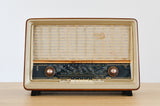 Radio Bluetooth "RADIOLA RA568A" des années 1958 restaurée à la main par Charlestine photo vu de face.