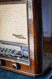 Radio Bluetooth "Ducretet-Thomson L635" des années 1955 restaurée à la main par Charlestine photo du côté gauche.