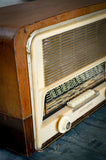 Radio ancienne Transmonde de 1950 transformée en enceinte Bluetooth par Charlestine - Photo détaillée du coté