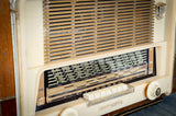Radio ancienne Transmonde de 1950 transformée en enceinte Bluetooth par Charlestine - Photo détaillée du cadran de stations radios