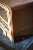 Radio ancienne Transmonde de 1950 transformée en enceinte Bluetooth par Charlestine - Photo détaillée du placage bois