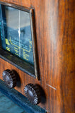 Radio Bluetooth "LARRIEU AL27" des années 1937 restaurée à la main par Charlestine photo vu sur le côté gauche.